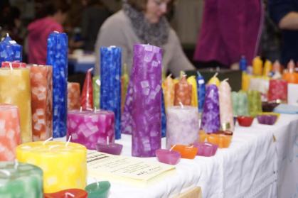 Kerzenverkauf beim Weihnachtsbazar