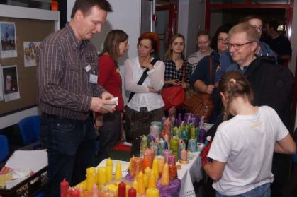 Kerzenverkauf beim Weihnachtsbazar