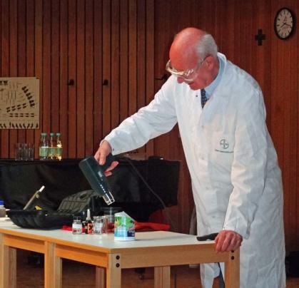 Experimentalvortrag von Dr. Gerhard Heywang
