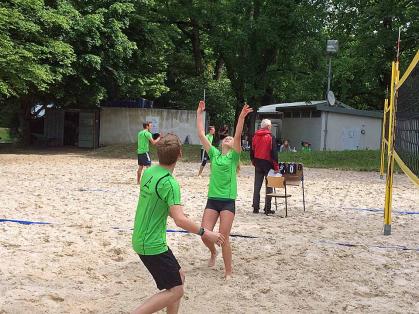 Stefan Eberl und Jana Schäfer (im Hintergrund) beim Spielaufbau