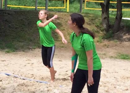 Teresa Kurz (beim Aufschlag im Hintergrund) und Isabella Hilß 