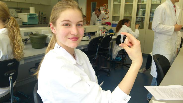 Katharina Lobermeyer mit der isolierten DNA aus Mundschleimhautzellen