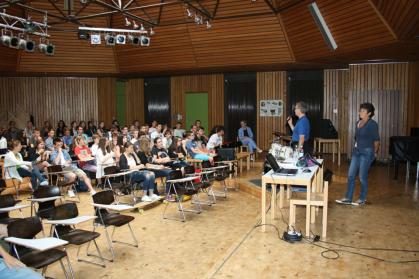 Frau Erös informiert die 9.Klassen.