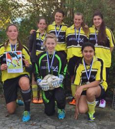 Für das Apian-Gymnasium traten beim Stadtfinale folgende Schülerinnen an (stehend von links nach rechts):  Theresa Ruhfaß (8 D), Celine Bielecki ( 10 A),  Jotter Julia (9 F), Aleyna Kaya (9 B); (kniend von links nach rechts): Paula Guba (10 E), Anita  Heimbüchler (9 D), Renata Figueroa (9 A)  (nicht auf dem Bild: Alena Schönauer (9 D)) 