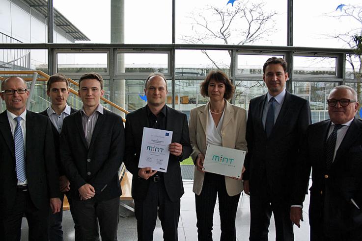 Apian-Gymnasium wird als MINT-freundliche Schule ausgezeichnet.