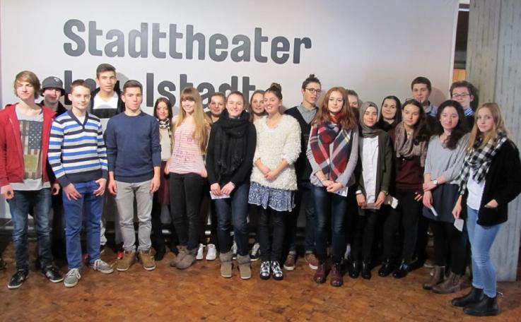 10 e besucht französische Aufführung.