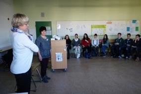 Hospizhelferinnen beantworten Fragen in der 10. Klasse.