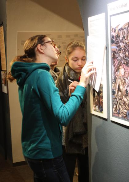 Mädchengruppe bei der Arbeit