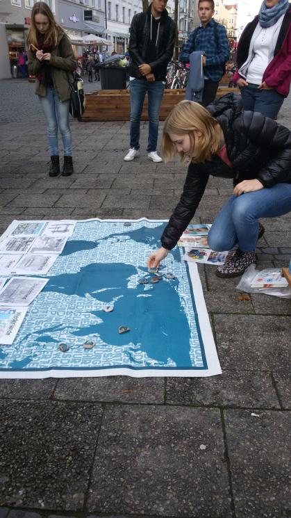 Wir verfolgen auf einer Weltkarte den Weg einer Jeans.