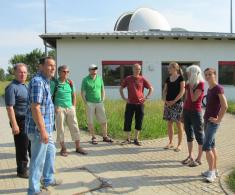 Bild 4: Vor dem Gebäude mit dem Laser-Teleskop 