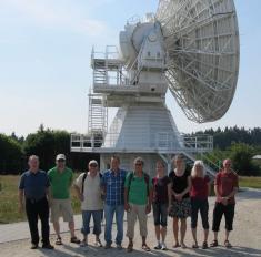 Bild 1: Die Teilnehmer gemeinsam mit Dr.Klügel vor einem der Radioteleskope