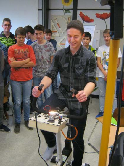 Ein Schüler der Klasse 9A bei der Stromerzeugung auf dem Energiefahrrad