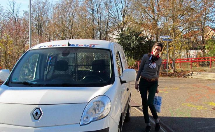 Madame Coline Eberhard besucht das Apian-Gymnasium