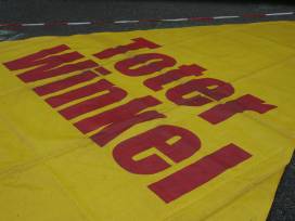 Ein Bus auf dem Pausenhof für die 5. Klassen