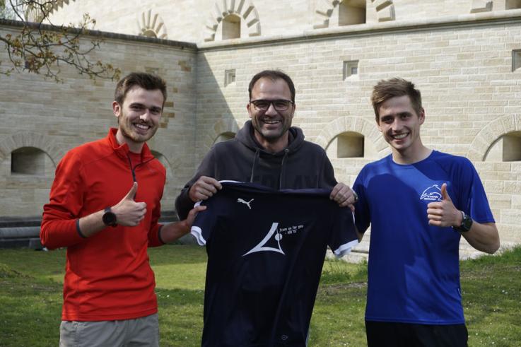 Abiturjahrgang 2015 spendet Trikotsatz