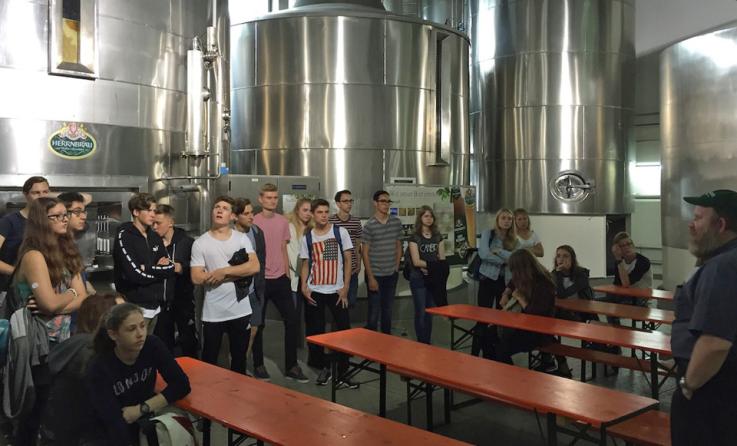Die Klassen 10B und 10A bei Herrnbräu