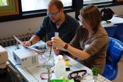 Chemielehrer drücken die Schulbank!