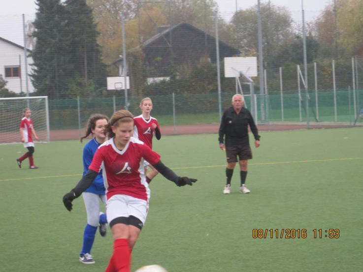 Emilie Bernhardt in Aktion -  Im Hintergrund Anna Redemann und Sofie Schröter