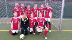 stehend von links nach rechts: Kastrati, Zhulieta  (8 C); Zachmann, Paula (9 D); Riedmeier, Antonia (8 C); Redemann, Anna (8 B); Schröter, Sofie (8 D); Björnsen, Yara (8 D);  kniend von links nach rechts: Reiser, Hanna  (8 C); Sandau, Alissa (8 C);  Eberl, Julia (8 C); Bernhardt, Emilie (9 D) 