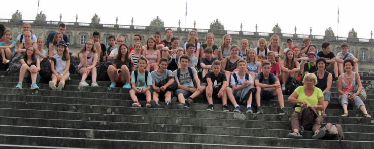 Die Apian-Schüler/innen und ihre Gäste vor dem Schloss Herrenchiemsee