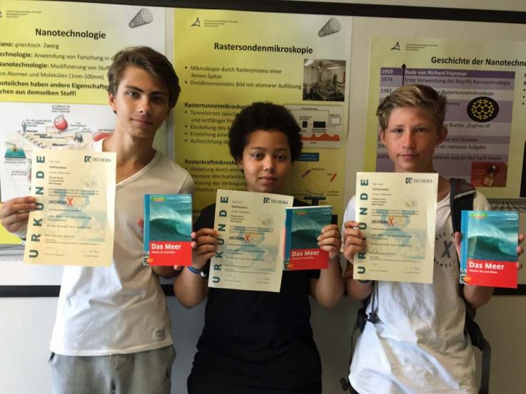 Drei Apian-Schüler erfolgreich beim DECHEMAX-Schülerwettbewerb