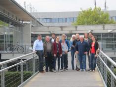 Prof. Holmer (links) und die Apian-Physik-Fachschaft vor den OTH Neubau, der neben Mensa und Bibliothek auch die Elektrotechnik beherbergt