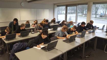 W-Seminar "Tourismus" informiert sich über Recherchemethoden