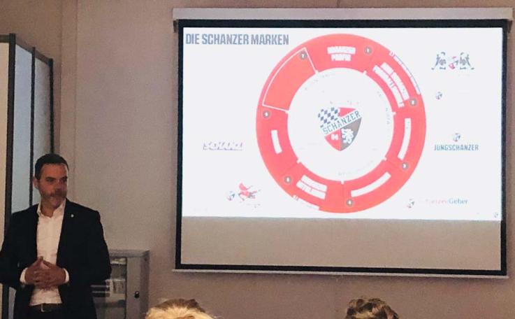 Herr Brieger bei seinem Vortrag