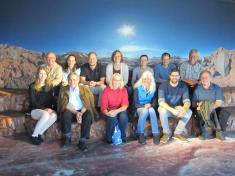 (Fast) alle aktuell aktiven (und sogar drei pensionierte) Mitglieder der Fachschaft         Physik auf einem „fremden Gesteinsplaneten“ (im Bereich der Ausstellung)