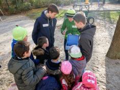 Das Interesse am Inhalt der Schatztruhe war bei allen Beteiligten gleich groß.