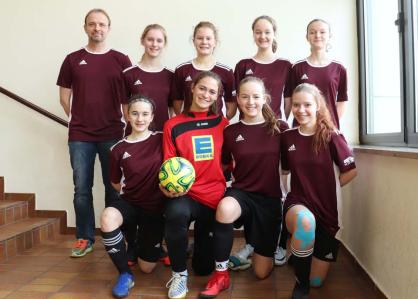 Mädchenmannschaft des Apian-Gymnasiums (stehend von links nach rechts):  Redemann, Anna; Bernhardt, Emilie; Schröter, Sofie; Trux, Lena; (kniend von links nach rechts) Scholz, Marina; Sandau, Alissa; Eberl, Julia; Riedmeyr, Antonia