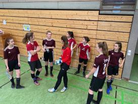 Mädchenmannschaft des Apian-Gymnasiums kurz vor Beginn des Finalspiels (stehend von links nach rechts): Antonia Riedmeyr, Yara Björnsen, Anna Redemann; Alissa Sandau, Alexandra Steingruber, Sophia Scheer; Julia Eberl; Marina Scholz