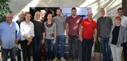 Fachschaft Physik des Apian Gymnasiums und Mitglieder des ZAE (vier Personen rechts)