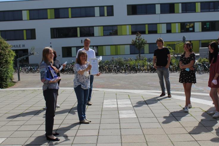 Der "amicus" geht an die Schulgemeinschaft.