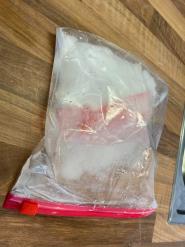 Abb.10: Herstellung einer Kältepackung aus Wasser und Natron 