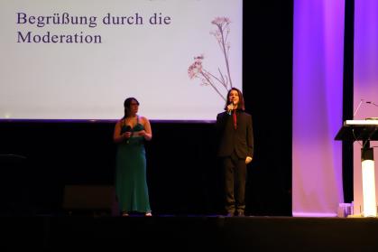 Begrüßung durch die Moderation