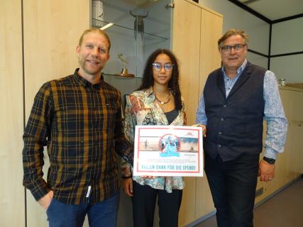 von links: Herr Uebersezig, Annabelle Koulo (SMV), Herr Stockmeier (Schulleitung)