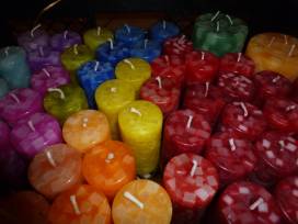 Apian sammelt Kerzen- und Wachsreste