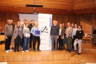 Freuten sich über eine gelungene Wiederaufnahme der berufsbildenden Vorträge am Apian-Gymnasium. Freundeskreis-Vorsitzende Brigitte Krach (vorne 2.v.l.) mit Vorstandskollegen und den Referenten der Veranstaltung.