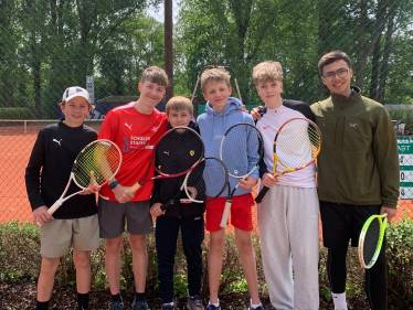Tennis: Jungen III auf Erfolgskurs – Zwei Siege bei Dreierbegegnung