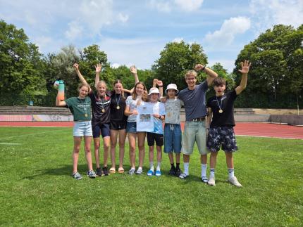 Unsere Athletinnen und Athleten von links: Lucy, Luisa, Sara, Sophia, Florian, Paul, Rafael und Louis