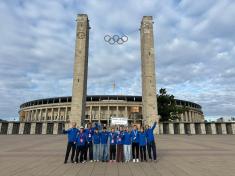 Bild der erfolgreichen Triathlonmannschaft des Apian-Gymnasiums vor dem Olympiastadion in Berlin v.l.: Martin Rocholl (Betreuer), Louis Che´Rose, Rafael Kuppelwieser, Florian Dormeier, Paul Kellerer, Lucy Neumann, Alexa Rosenkranz, Luisa Schmidt, Sara Kaltenecker, Paula Mamot, Richard Uebersezig (Betreuer)