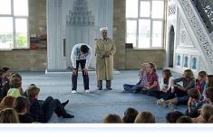 Herr Oğuz Taşdelen und Herr Şaban Şenocak erklären die fünf Säulen des Islam