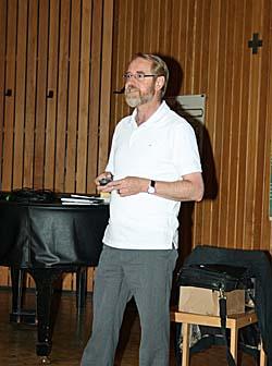 Pater Manfred Oßner bei seinem Vortrag