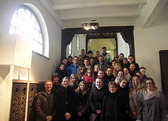 Am Aufgang zum Museum