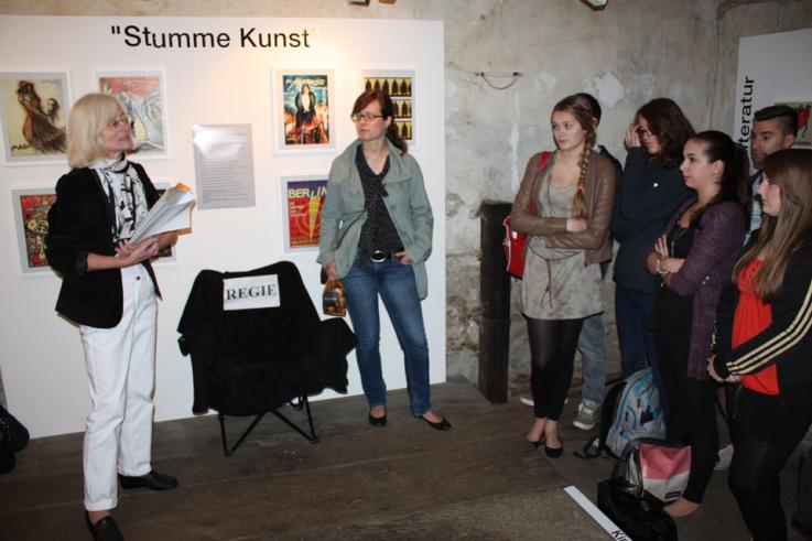 Deutschkurs besucht aktuelle Ausstellung im Fleißerhaus.