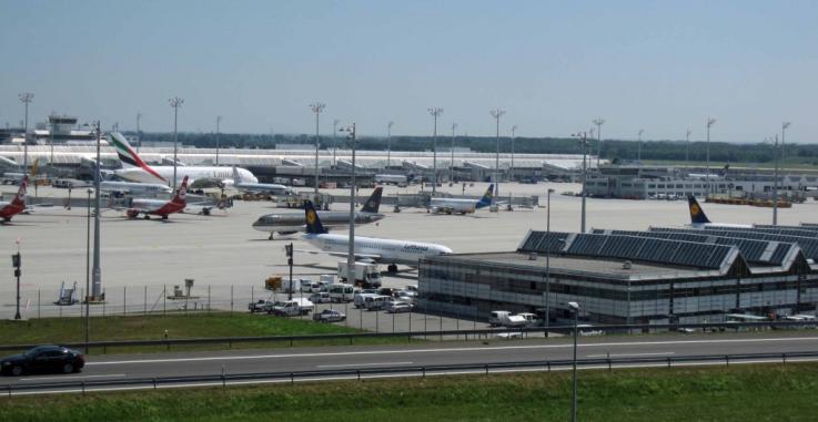 Spickzettel-Team am Flughafen München