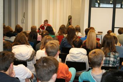 Stephan Knösel liest im Apian-Gymnasium