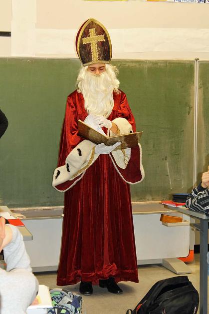 Der Nikolaus besucht die 5. Klassen.
