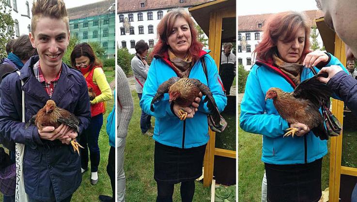 "Schüler und Lehrerin mit Huhn"